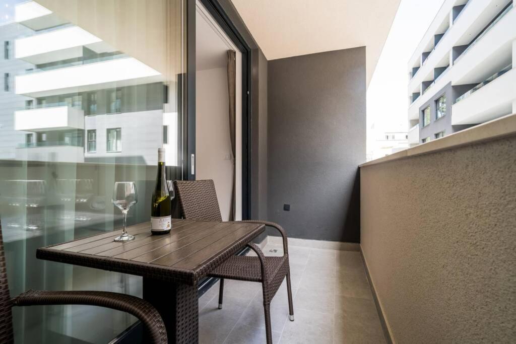 Luxury Downtown West Apartmán *