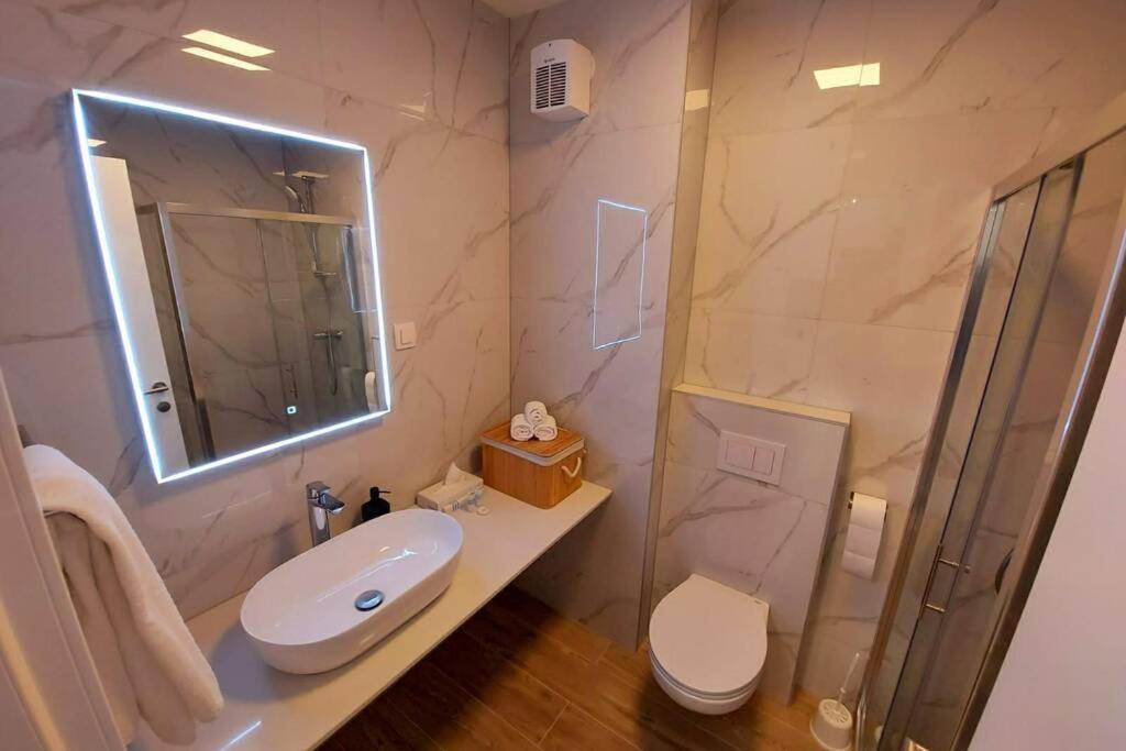 Luxury Downtown West Apartmán *